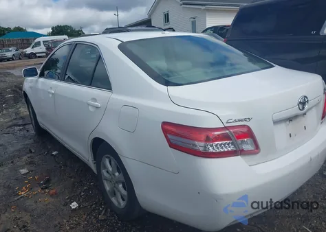 2011 Toyota Camry Base z USA, uszkodzony, nr VIN 4T1BF3EK0BU762531